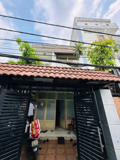 Bán nhà hẻm Linh Tây đường 6, 2 tầng, 4 phòng ngủ, 80m². Di chuyển dễ dàng, tiện ích đầy đủ